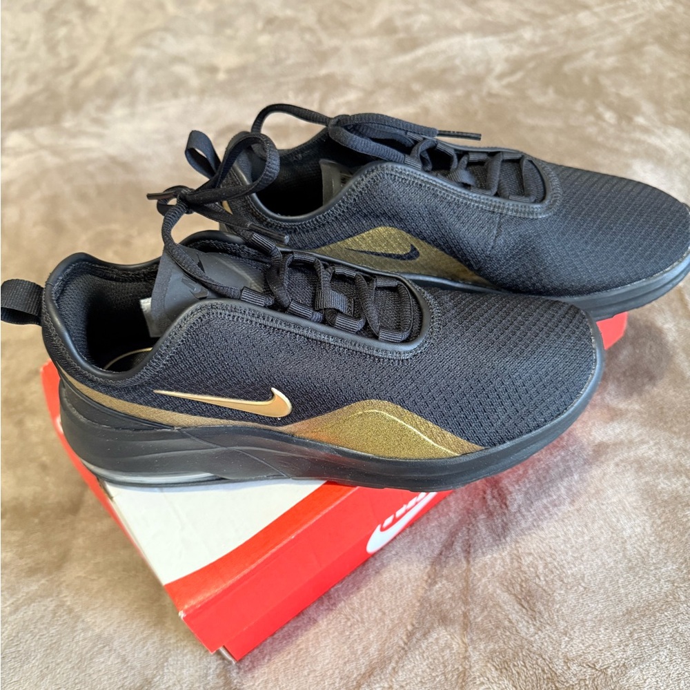 Nike Men's Black and Gold Athletic Sneakers